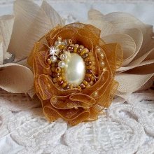 Anello Reflets de Rosée ricamato con perle e nastro d'organza color Fauve.